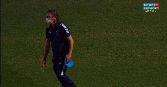 Preparador fsico Anselmo Sbragia, do Cruzeiro, jogou sal grosso no gramado do Mineiro antes da partida contra o Brasil de Pelotas, neste sbado, pela 26 rodada da Srie B