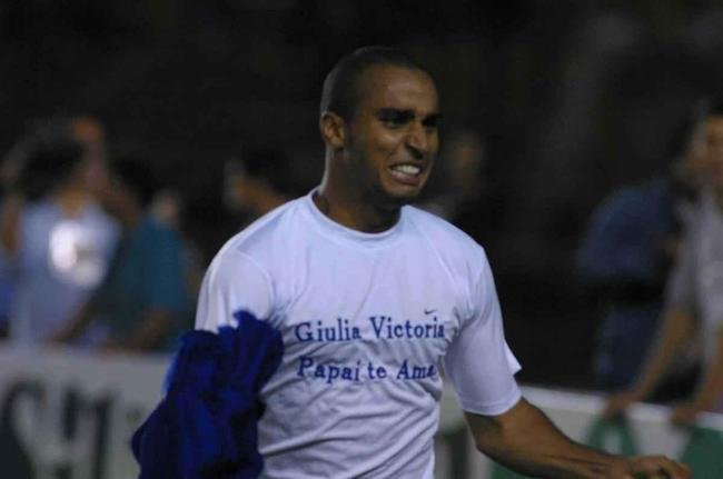 Em junho de 2003, o Cruzeiro deu o segundo passo para alcan�ar a in�dita Tr�plice Coroa. No dia 11 daquele m�s, no Mineir�o, o time dirigido por Vanderlei Luxemburgo conquistou a Copa do Brasil ao derrotar o Flamengo por 3 a 1. Os gols foram de Deivid, Aristiz�bal e Luis�o. Alex n�o marcou, mas voltou a dar show em campo, assim como j� havia feito no empate por 1 a 1 no duelo de ida, no Maracan�, quando fez gol de letra. Aquele foi o quarto t�tulo celeste no torneio de mata-matas e deu ainda mais confian�a ao elenco para tamb�m faturar o Brasileir�o no segundo semestre de 2003.