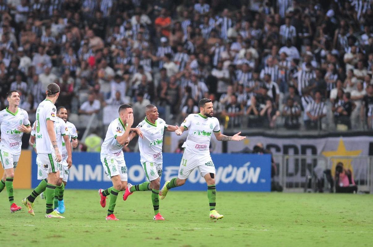 Felipe Azevedo abriu o placar no clssico com um golao em chute de fora da rea, no ngulo esquerdo de Everson: 1 a 0 Amrica