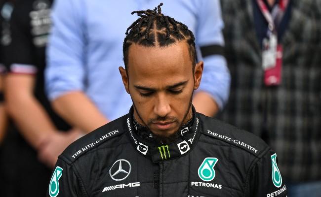 Lewis Hamilton durante o um minuto de silêncio em homenagem à Rainha Elizabeth II