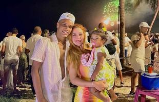 Meia Pedrinho com a esposa e filha na praia