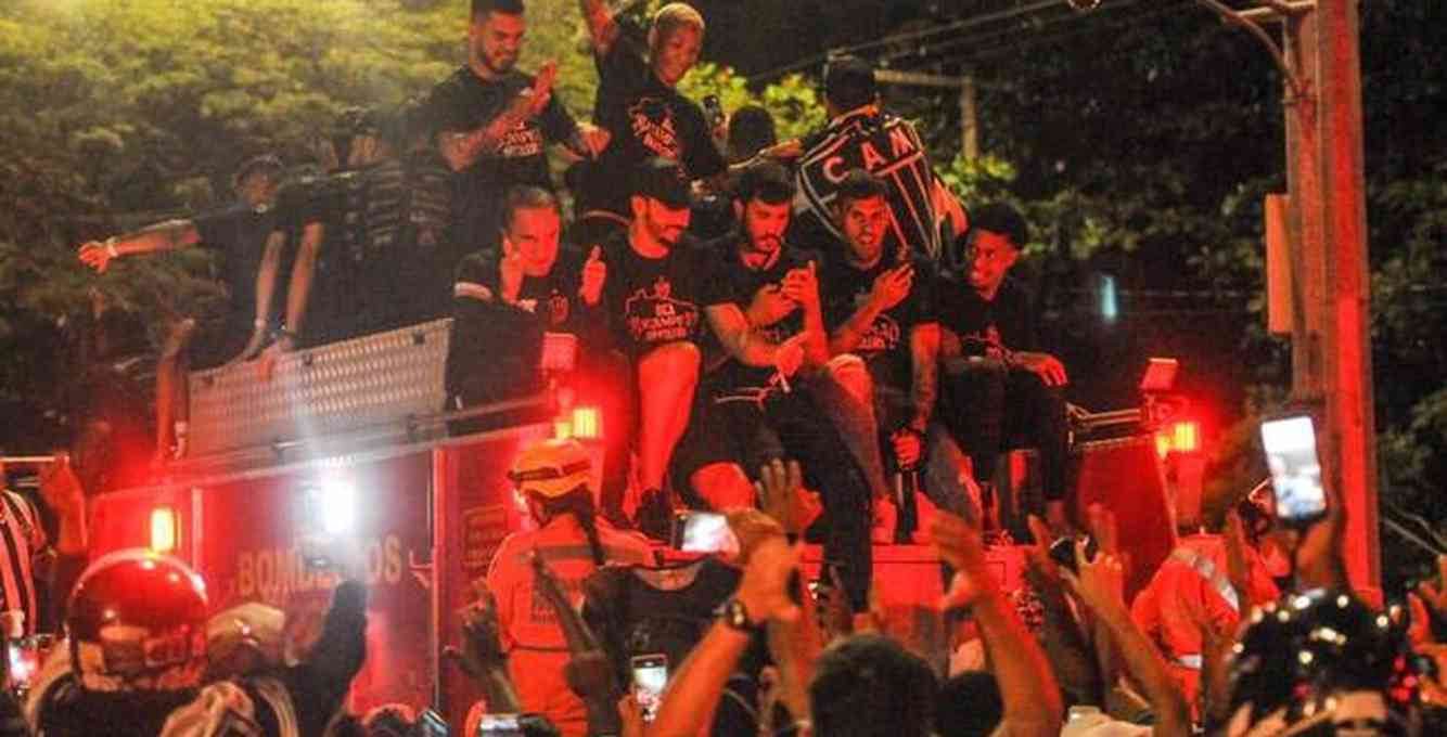 Festa, axé, provocações: Atlético leva multidão às ruas pelo bi