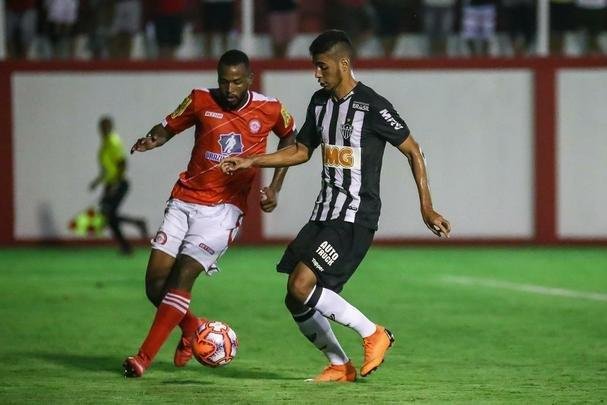 Felipe Sousa - O jovem atacante entrou no lugar de Alerrandro. Tentou sair da área para receber a bola e participar do jogo, mas não foi muito acionado pelos companheiros.