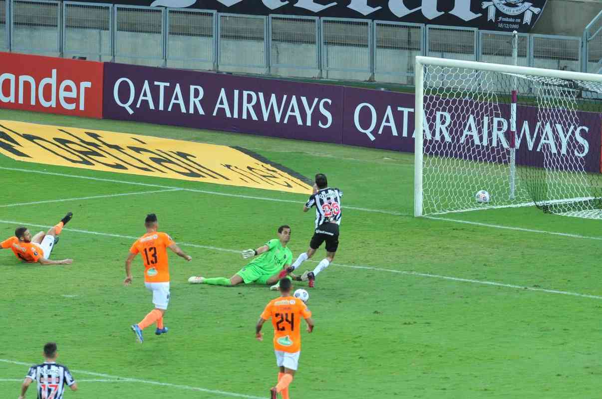 Fotos do gol de Marrony, do Atltico, sobre o La Guaira, no Mineiro