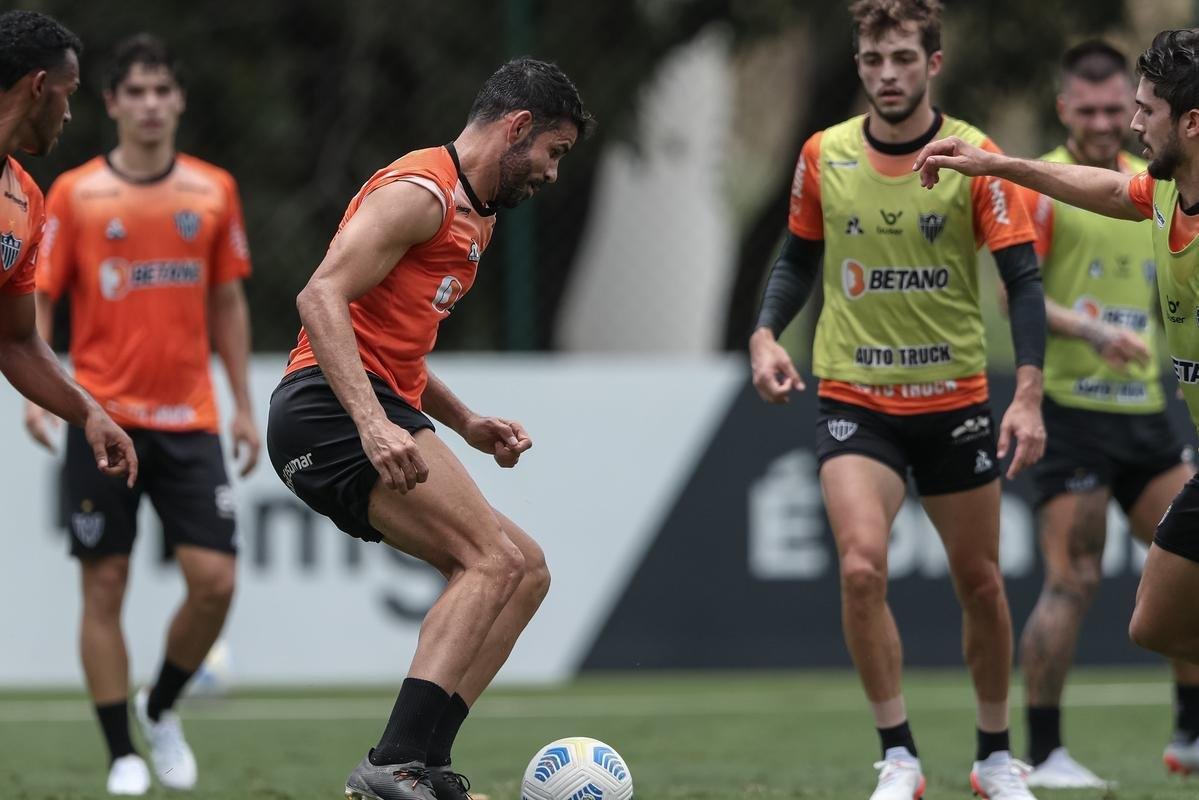 Aps a vitria por 2 a 1 sobre o Cuiab, neste domingo (24), pelo Campeonato Brasileiro, o elenco do Atltico se reapresentou e treinou na tarde desta segunda-feira (25), na Cidade do Galo, em Vespasiano. As atividades visaram o duelo de volta da semifinal da Copa do Brasil, contra o Fortaleza, que ocorrer na quarta-feira (27). Por ter vencido o jogo de ida por 4 a 0, no Mineiro, o Galo tem vaga encaminhada na deciso do principal torneio mata-mata do pas.