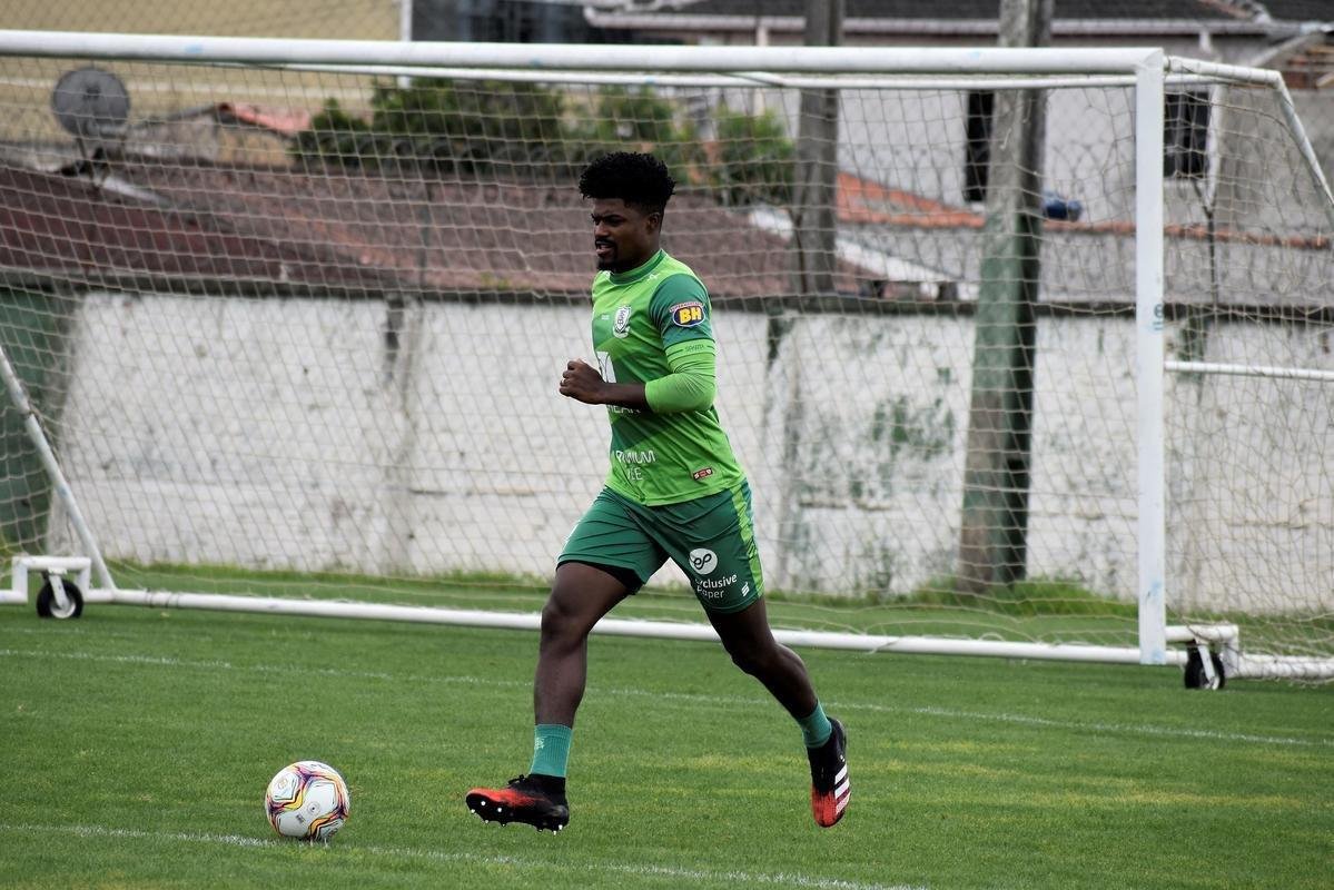 O Amrica treinou na manh desta sexta-feira (20) em Curitiba-PR, no CT do Coritiba, visando o confronto contra o Operrio-PR. A partida, vlida pela 22 rodada da Srie B do Campeonato Brasileiro, ser disputada neste sbado (21), s 16h30, no Estdio Germano Krger, em Ponta Grossa-PR.