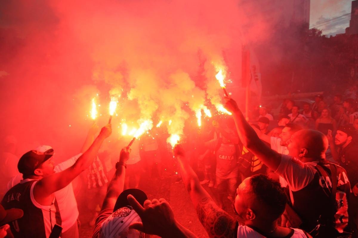 Depois de protesto na madrugada, torcedores do Atltico voltaram  sede de Lourdes, em BH, no final da tarde desta sexta-feira para atacar a diretoria do clube e os jogadores. Time foi goleado por 4 a 1 pelo Cerro Porteo na quarta-feira, em Assuno, e passou a ter chances remotas de se classificar s oitavas de final da Copa Libertadores. No domingo, Galo abre final do Mineiro contra o Cruzeiro, no Mineiro. Presso tenta mexer com brios do elenco s vsperas da deciso.