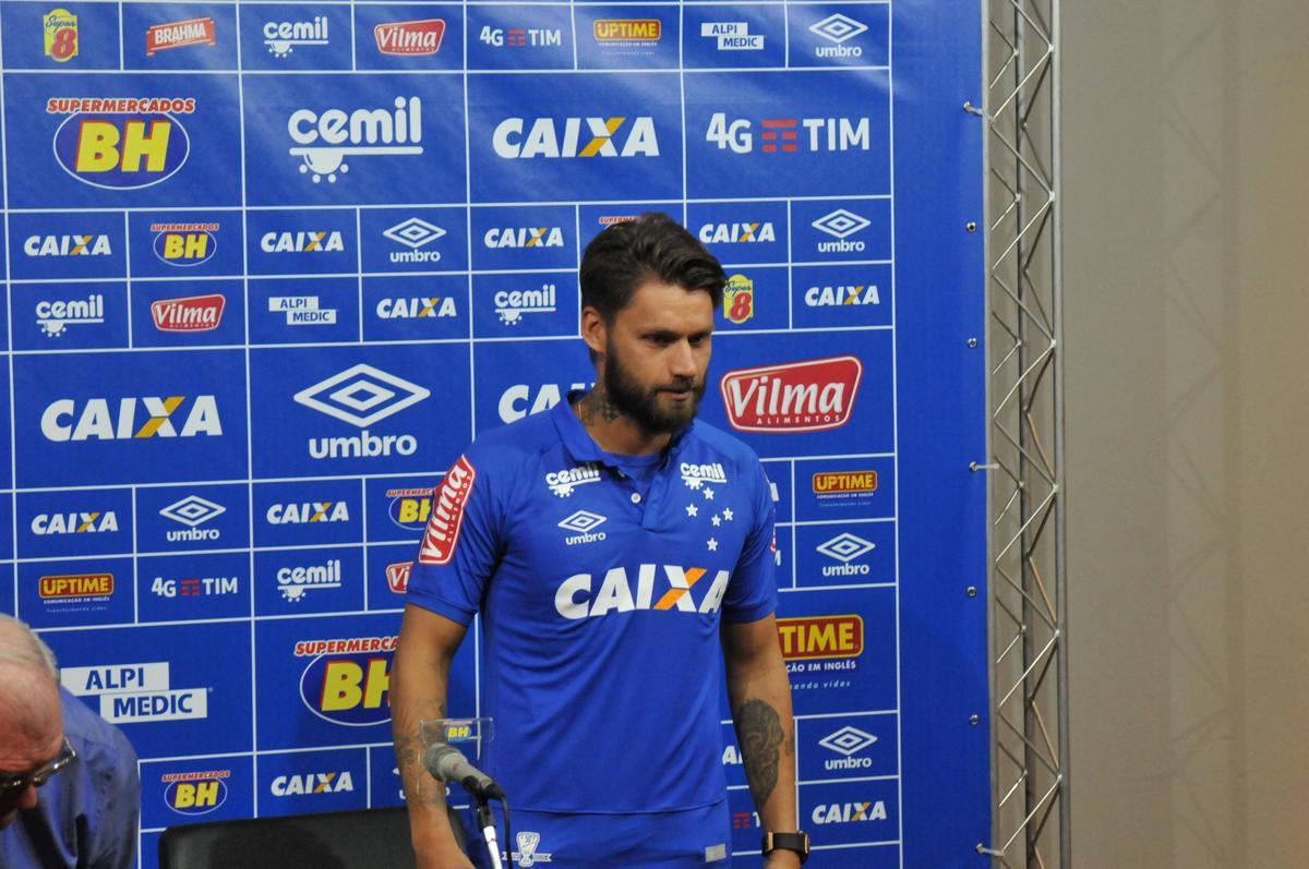 Rafael Sobis foi contratado pelo Cruzeiro em junho de 2016, quando estava no Tigres, do Mxico. Em dois anos e meio, fez 28 gols em 119 jogos e ganhou trs ttulos: dois da Copa do Brasil, em 2017 e 2018, e um do Campeonato Mineiro, em 2018. Em setembro de 2020, a Justia do Trabalho condenou o clube a pagar R$ 3,2 milhes ao atleta, porm as partes j chegaram a um acordo para o parcelamento das dvidas e a ao ser retirada. Sobis agrada ao tcnico Felipo por sua experincia e liderana dentro de campo. Antes do retorno  Raposa, o veterano de 35 anos defendeu Internacional, em 2019, e Cear, no primeiro semestre de 2020.
