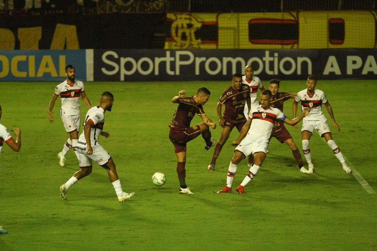 Equipes se enfrentaram no fechamento da rodada nesta segunda-feira na Ilha do Retiro