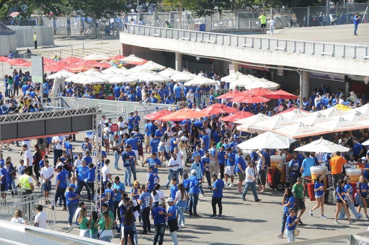 Chegada da torcida do Cruzeiro ao Mineiro para o jogo contra a Ponte Preta pela 13 rodada da Srie B do Campeonato Brasileiro. Estdio voltou a receber grande pblico