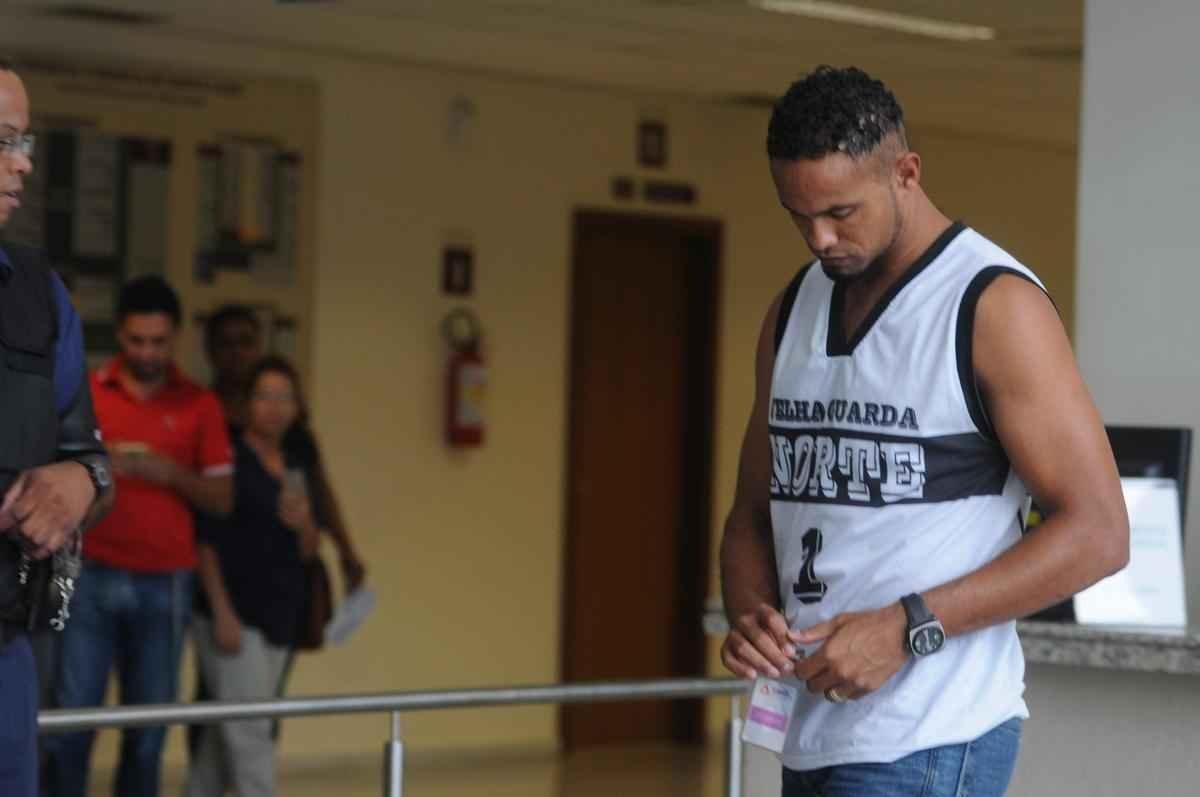 Vestido com camiseta da Galoucura Zona Norte, goleiro esteve nesta quinta-feira no Frum de Santa Luzia, na Regio Metropolitana de Belo Horizonte, para apresentar as garantias de sua liberdade