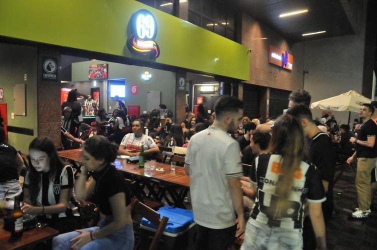 Atleticanos em bares na Savassi, em BH, durante a final da Copa do Brasil contra o Athletico-PR.