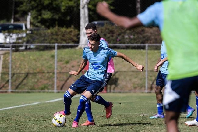 Fotos do treino do Cruzeiro neste domingo, na Toca da Raposa II. As novidades foram as presenas do atacante Rafa Silva, recuperado de incmodo no p direito, e dos recm-contratados Luis Felipe (zagueiro, ex-PSV da Holanda) e Bruno Rodrigues (atacante, ex-Famalico de Portugal)