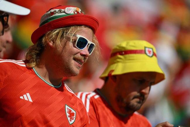 Torcedores de Pas de Gales e Ir no jogo pelo Grupo B da Copa do Mundo do Catar