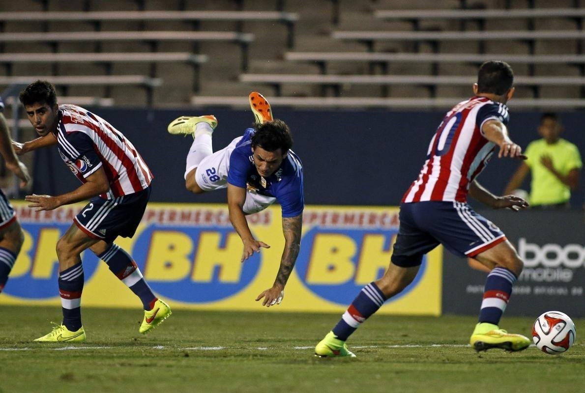 Ricardo Goulart chutou a bola atrs do meio-campo e marcou um gol de placa no Texas