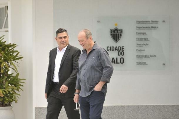 Levir Culpi foi apresentado pela diretoria na Cidade do Galo, enquanto os jogadores treinavam