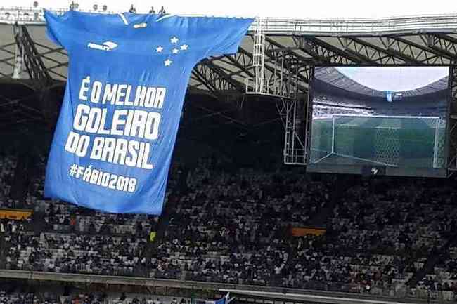 Atleta com mais jogos realizados com a camisa do Cruzeiro (657), Fbio foi homenageado pelo clube antes da partida contra o Grmio, no Mineiro. Durante a semana, o goleiro renovou o vnculo com a Raposa at julho de 2018. A diretoria celeste exibiu uma camisa gigante no estdio com a seguinte frase: 
