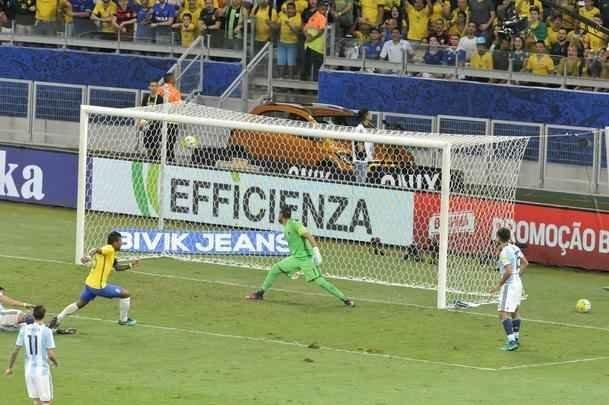 Paulinho marcou o terceiro do Brasil sobre a Argentina no Mineiro