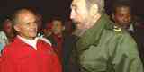 Fidel Castro conversa com Alfredo Harp, dono do time de beisebol mexicano Red Devils durante amistoso contra a Seleo Cubana, em Havana

