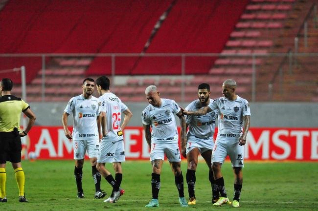 Momento em que Vargas, do Atltico, deixou o clssico com o Amrica, pela Libertadores, com contuso muscular