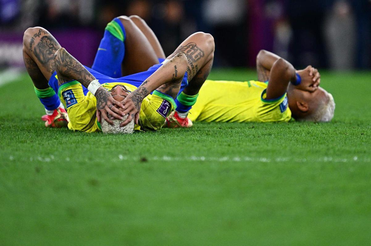 Jogadores do Brasil choram desolados com a eliminao