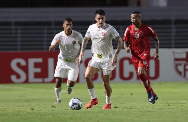 Luanderson abriu o placar pala o Náutico ainda no primeiro tempo do jogo, no Rei Pelé. O CRB virou, fez 2 a 1, mas o Náutico buscou o resultado com gols de Jorge Henrique e Jean Carlos, que marcou o terceiro de falta já nos acréscimos.