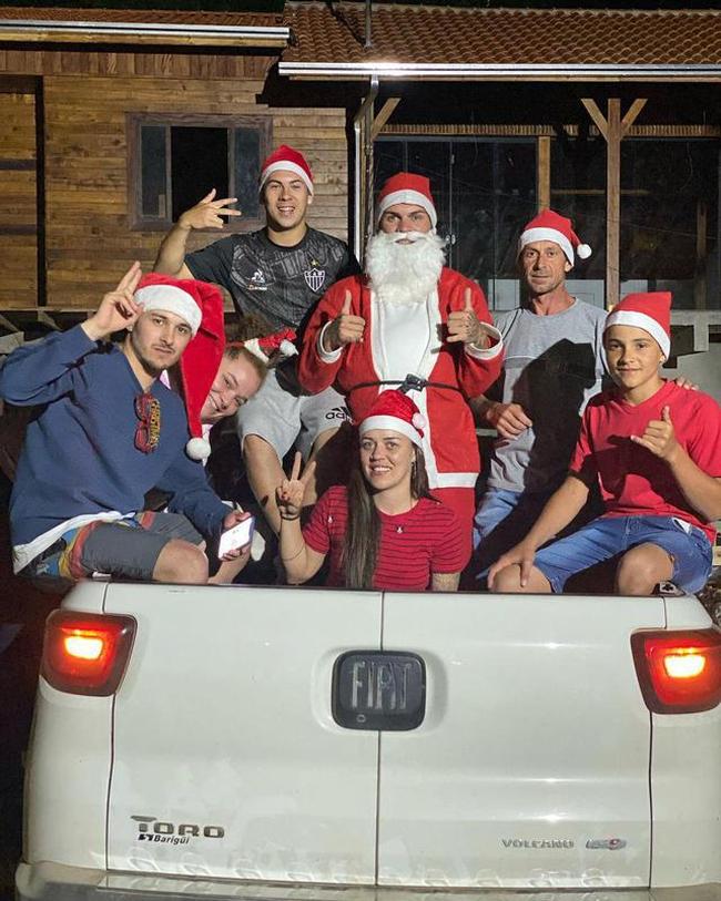 O meia Nathan com famlia e amigos 