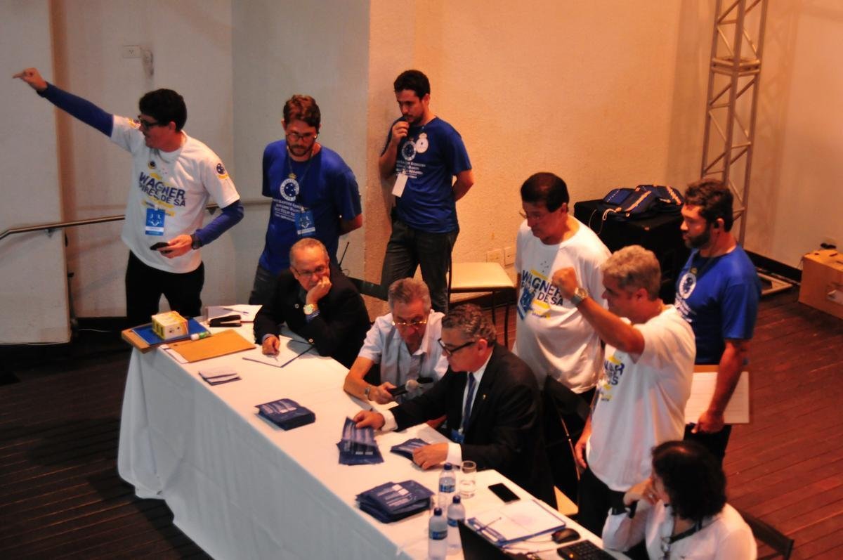 Wagner Pires de S venceu eleio com 235 votos e  o novo presidente do Cruzeiro. Ele comendar o clube no trinio 2018, 2019 e 2020. Srgio Santos Rodrigues, apoiado por Zez Perrella, ficou com 200 votos no pleito.