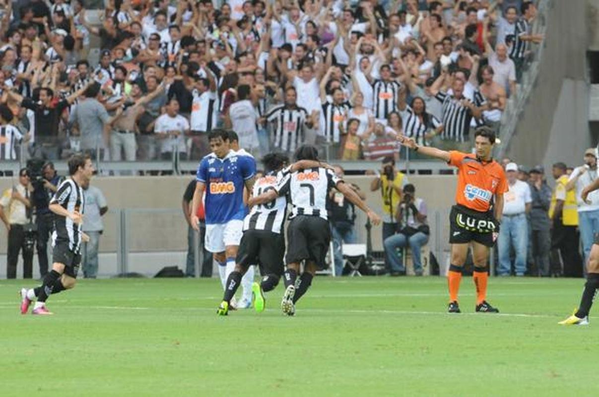 Fotos exclusivas do clssico entre Atltico e Cruzeiro na reabertura do novo Mineiro