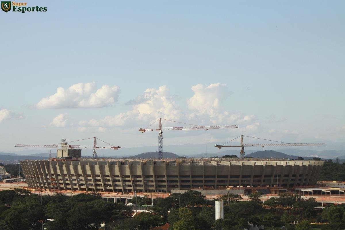 01/06/2012 - Panorama geral das obras de modernizao do Mineiro. Operrios trabalham intensamente na ampliao da cobertura e na montagem da esplanada, que abrigar novo estacionamento coberto.