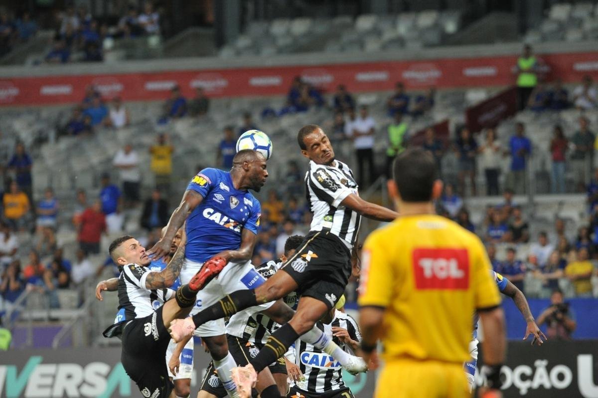 Em jogo com grande atuao do goleiro Fbio, Cruzeiro derrotou Santos de virada, por 2 a 1, com gols de Sass e Raniel; Gabriel Barbosa marcou para o Peixe, no Mineiro, pela 26 rodada do Brasileiro