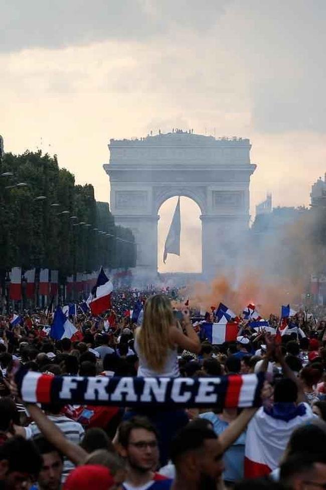 Torcedores franceses tomaram principais pontos tur�sticos e avenidas de Paris para celebrar o bi mundial
