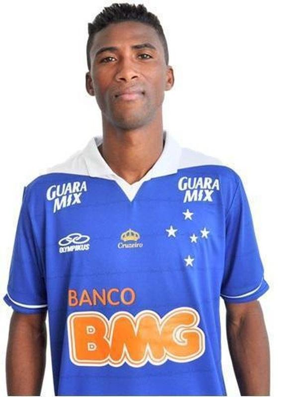 Com passagem apagada pelo Cruzeiro, Leandrinho foi uma das 19 contrataes feitas em 2013