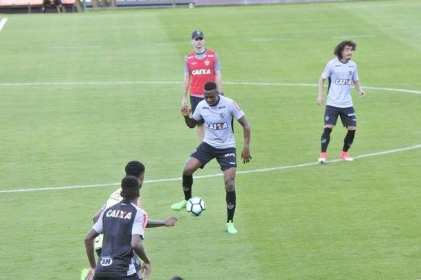 Volante/zagueiro Roger Bernardo participou de treino com bola e depois foi apresentado como novo reforo do Atltico