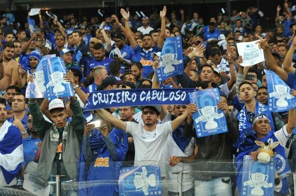 Torcedores do Cruzeiro lotam as arquibancadas do Mineiro para acompanhar a partida vlida pelas quartas de final da Copa do Brasil