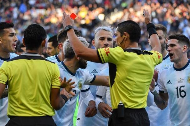 Medel deu peitadas em Messi durante primeiro tempo de Argentina e Chile, e ambos foram expulsos pelo rbitro paraguaio Mario Daz de Vivar. Torcida na Arena Corinthians vaiou a deciso do juiz.