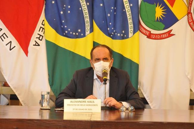 Reunio entre a Prefeitura de Belo Horizonte definiu a liberao de 30% de pblico nos jogos de Amrica, Atltico e Cruzeiro. Agora, para atuar diante de suas torcidas, os clubes precisam ter o aval das confederaes. No momento, apenas a Conmebol autorizou partidas com torcida na Copa Libertadores e na Copa Sul-Americana. A CBF ainda no permitiu em duelos do Campeonato Brasileiro.