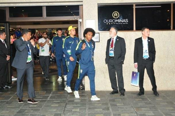 Jogadores da Seleo Brasileira deixaram o hotel rumo ao Mineiro e receberam apoio caloroso da torcida mineira para encarar a Argentina pela semifinal da Copa Amrica