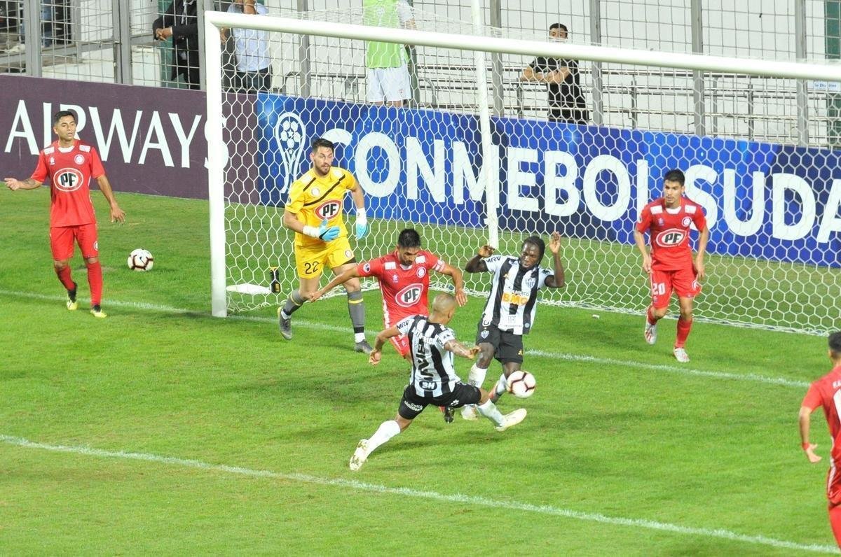 No segundo tempo, Atltico pressionou o Unin La Calera e chegou ao gol com Alerrandro: 1 a 0