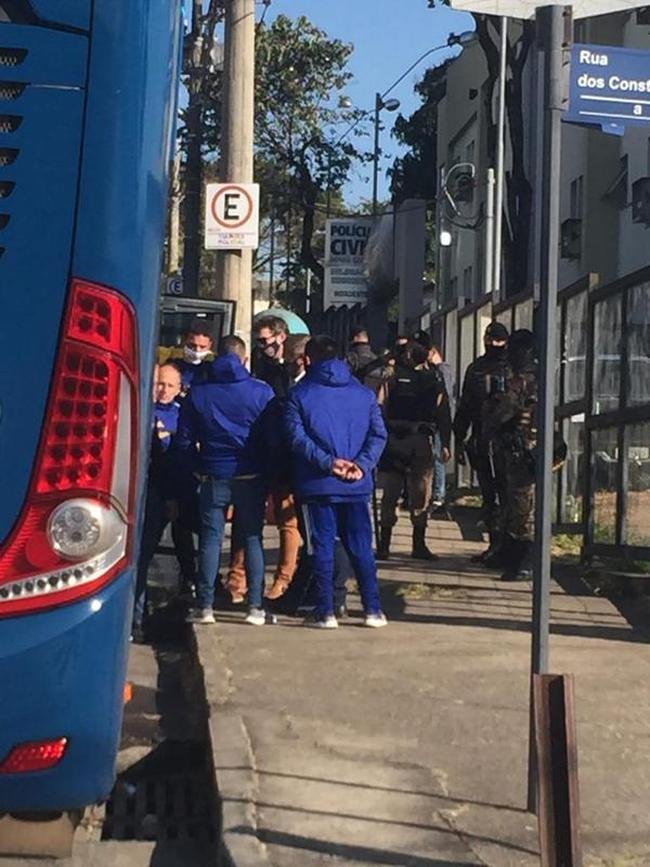 A delegao do Boca Juniors foi liberada da Central de Flagrantes 4  (CEFLAN 4) da Polcia Civil, no bairro Alpio de Melo, regio Noroeste de Belo Horizonte, por volta das 12h desta quarta-feira. Jogadores e membros da comisso tcnica da equipe argentina ficaram na delegacia por cerca de 12 horas para esclarecimentos sobre a confuso no Mineiro aps a eliminao diante do Atltico, nos pnaltis, pelas oitavas de final da Copa Libertadores da Amrica.