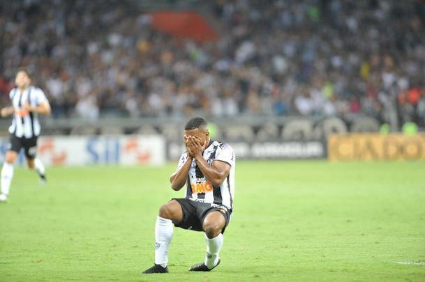 Marquinhos abriu o placar para o Atltico sobre o Gois com chute cruzado