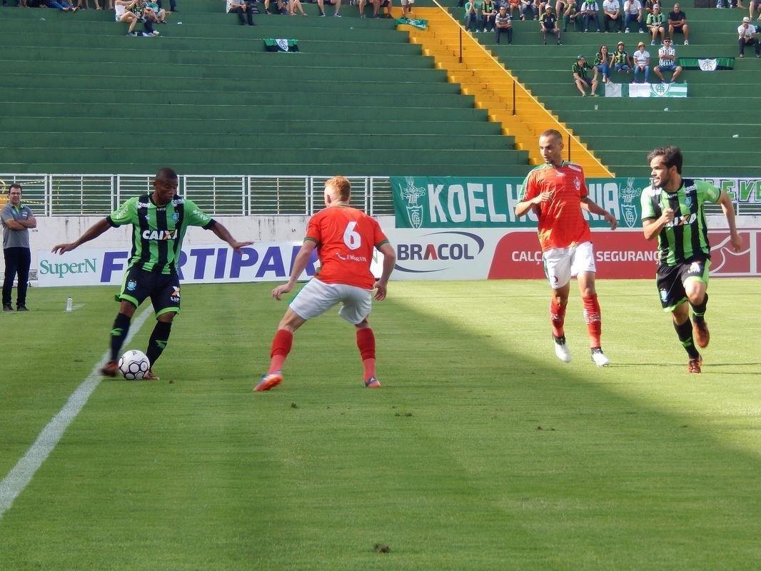 Fotos do jogo entre Boa e Amrica, no Estdio Dilzon Melo (Varginha-MG), pela 32 rodada da Srie B