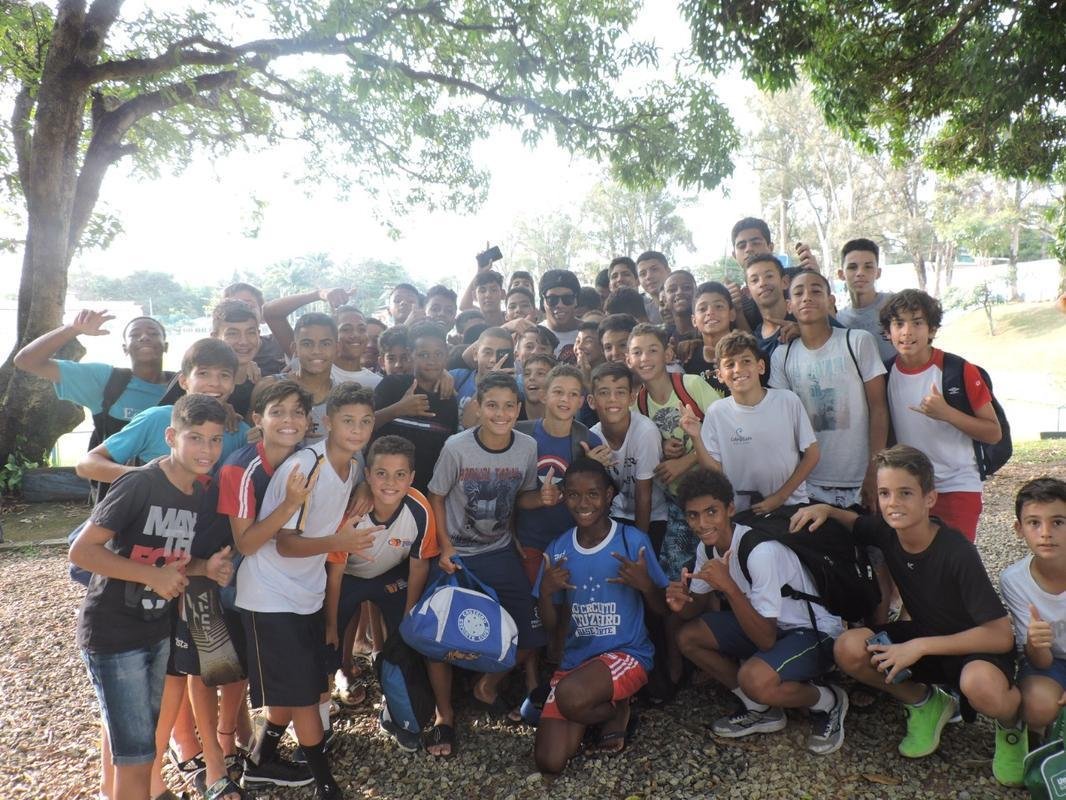 Ao fim da visita  Toca da Raposa I, Ronaldinho tirou fotos com jovens jogadores da base celeste e fez a alegria da crianada