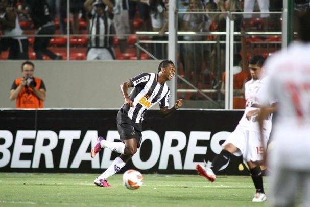 2013 - 13 de fevereiro - Atltico 2 x 1 So Paulo - Arena Independncia, Belo Horizonte - Primeira rodada da fase de grupos. O Atltico comeou a campanha de seu nico ttulo da Libertadores com uma boa vitria diante do So Paulo. O Galo abriu 2 a 0, com gols do atacante J e do zagueiro Rver, e o Tricolor diminuiu com Alosio. O jogo ficou marcado pela malandragem do meia Ronaldinho, que se aproveitou da partida paralisada para tomar gua da garrafa do goleiro so-paulino Rogrio Ceni. O craque ficou livre na rea, recebeu o lanamento de lateral de Marcos Rocha e deu passe para o primeiro tento alvinegro.