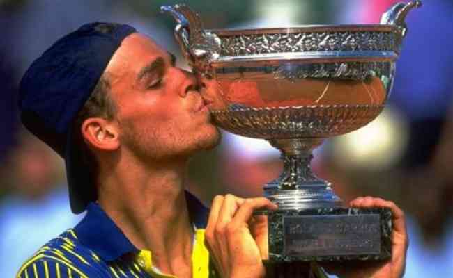Guga beija o troféu de Roland Garros em 1997