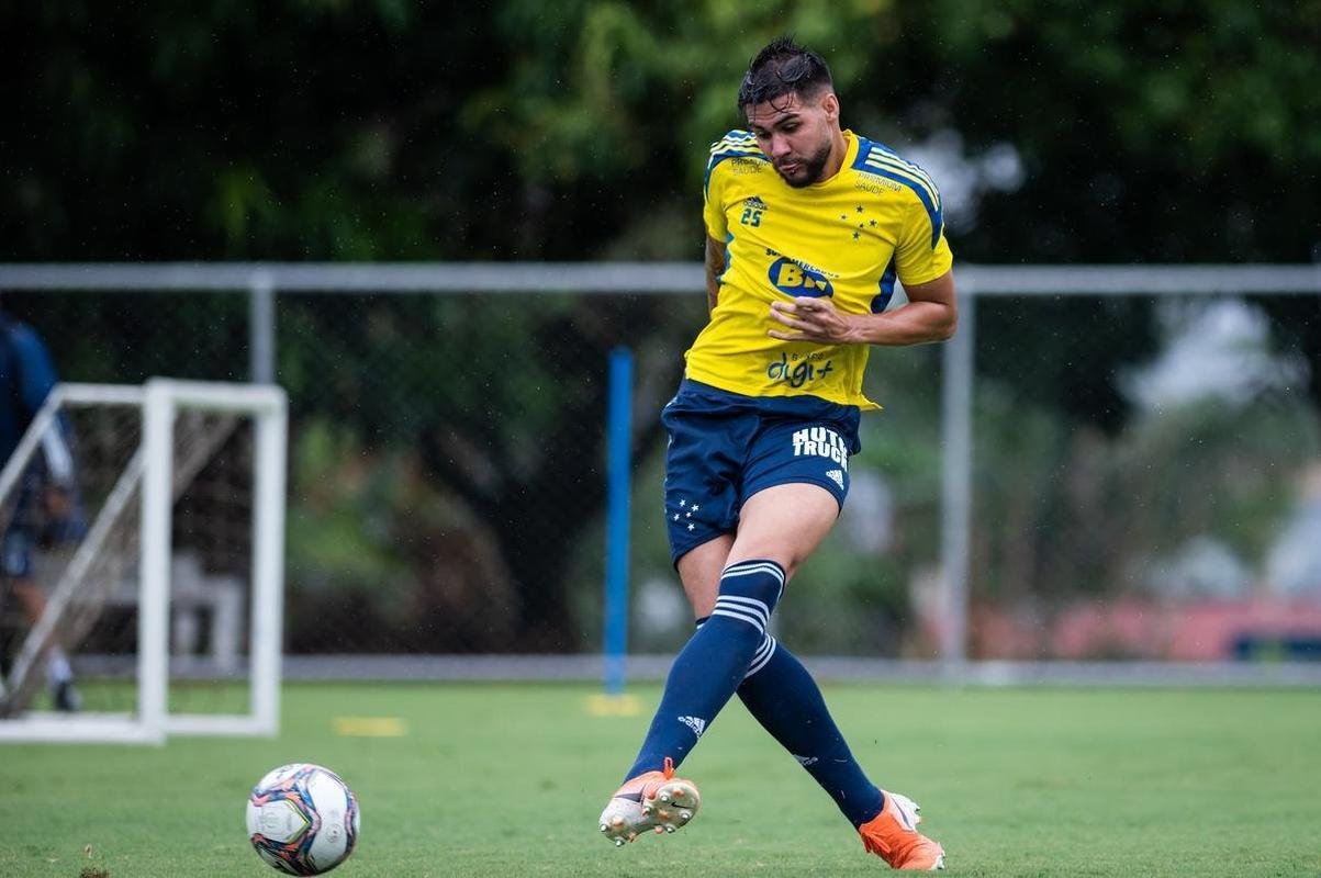 Jogadores do Cruzeiro treinaram na manh deste domingo na Toca da Raposa II