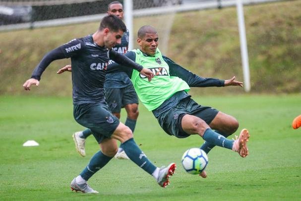 Atltico treinou sob chuva intensa na Cidade do Galo nesta quinta-feira  tarde