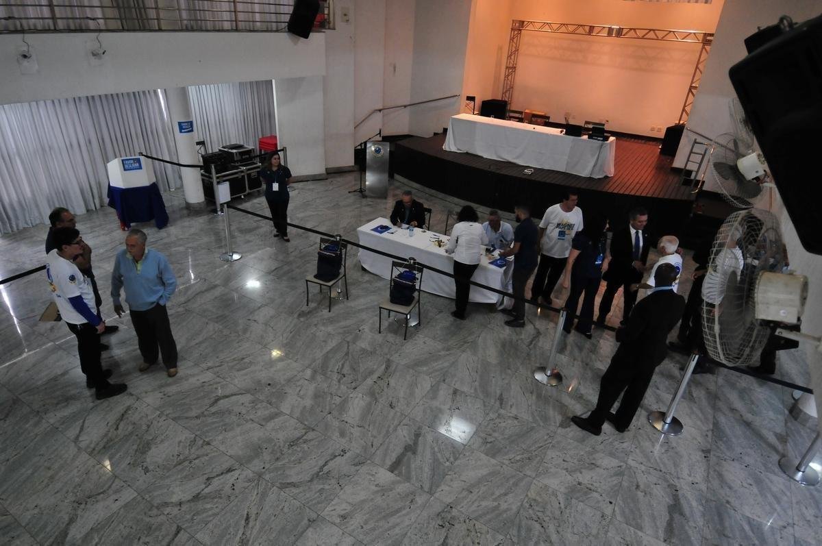 Fotos da eleio presidencial no Cruzeiro. Parque esportivo do Barro Preto, em BH, esteve lotado durante tarde e noite desta segunda-feira
