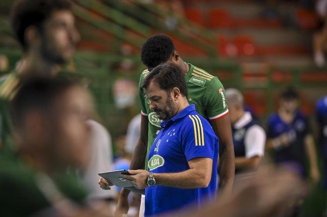 Cruzeiro se garantiu na decis�o do Sul-Americano de V�lei ao bater os argentinos do Policial Voley por 3 sets a 0, neste s�bado (5), no Gin�sio do Riacho, em Contagem. As parciais foram de 25/20, 29/27 e 25/16