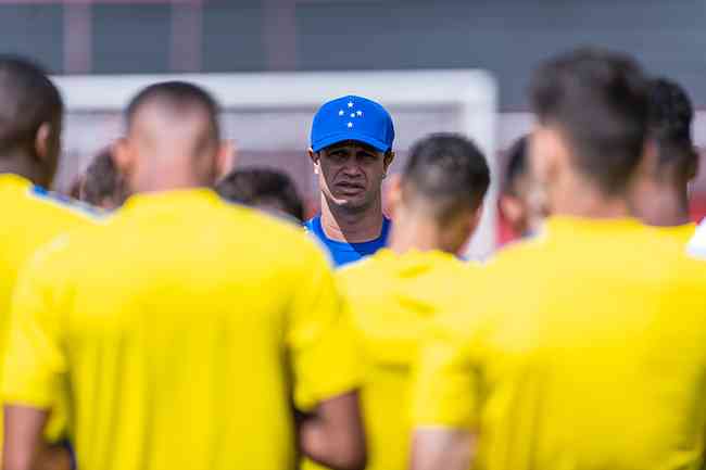 Cruzeiro de Felipe Conceio busca classificao  semifinal do Estadual